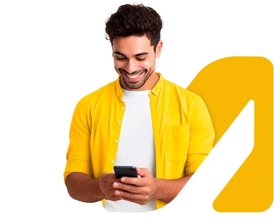 Pessoa sorrindo enquanto usa o Monett's no celular